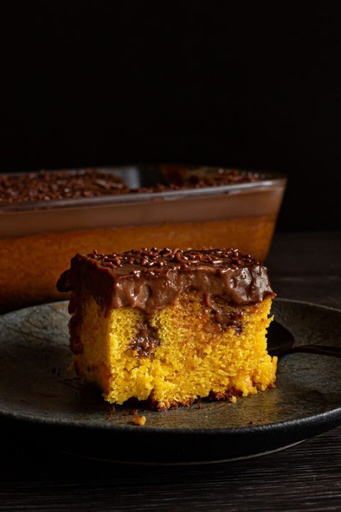 Bolo de Cenoura com Cobertura de Chocolate – Receita Profissional e Fofinha