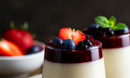 Panna Cotta de Baunilha com Calda de Frutas Vermelhas